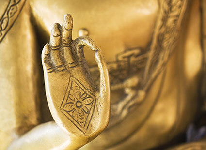 Ayusense - Hand einer goldenen Skulptur