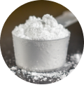 Etwas Magnesium Pulver in einer kleinen Schale. Die Magnesium Kapseln von Vitactiv enthalten Magnesiumcitrat, Magnesiumoxid und Magnesiumcarbonat.