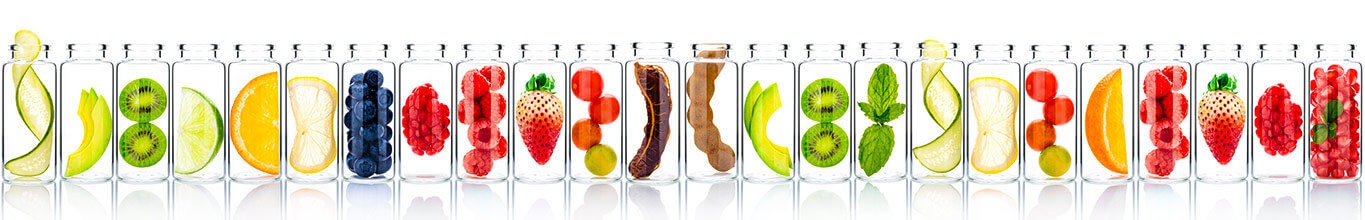Menü-Teaser: Entgiftung -  Flaschen mit Wasser und verschiedenen Früchten, Nüssen und Gemüse