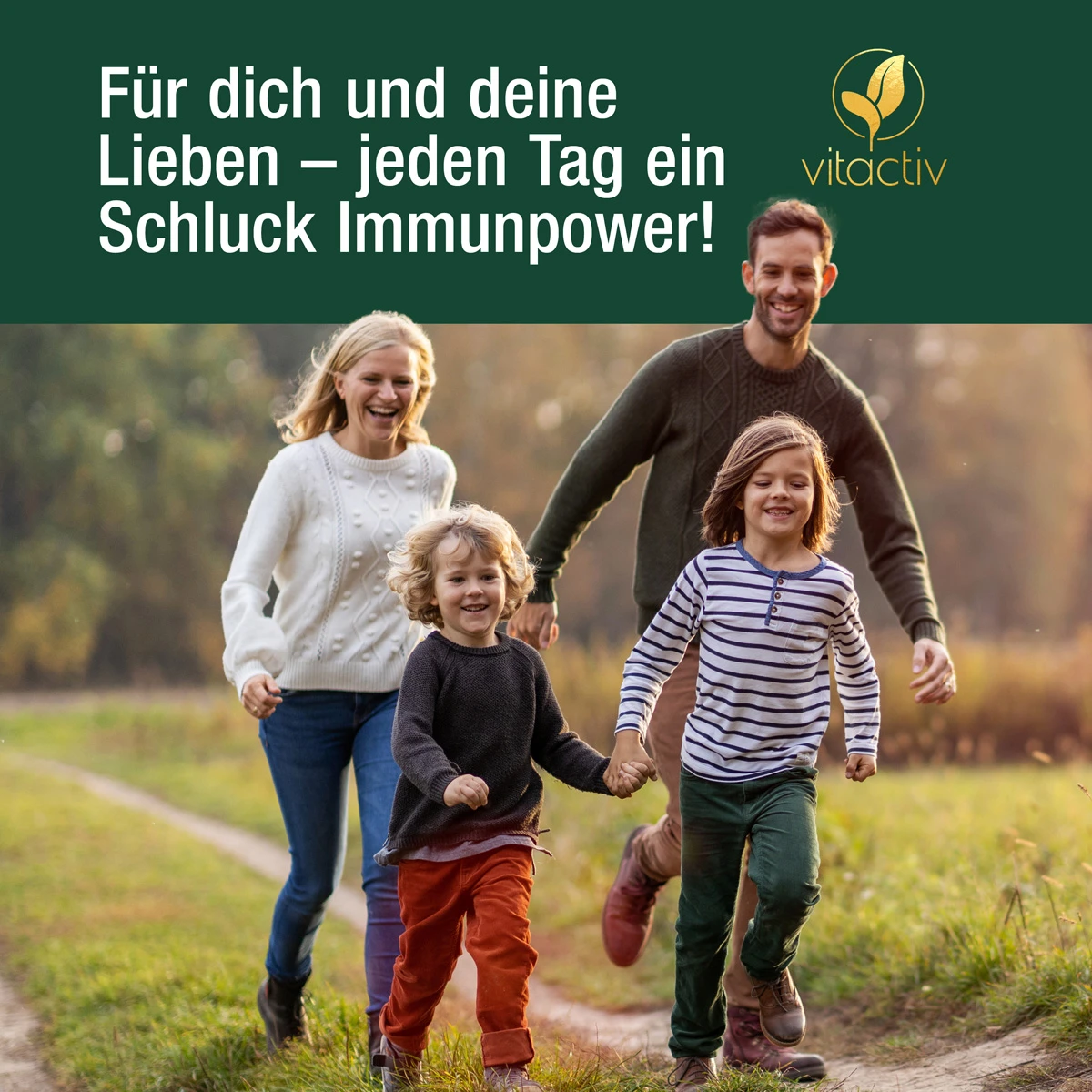 Leckeres Mikronährstoffkonzentrat mit Fruchtgeschmack. Für dich und deine Lieben jeden Tag ein Schluck Immunpower. Das Bild zeigt eine glückliche Familie auf einem Feldweg. Sie haben offenbar ein top Immunsystem.