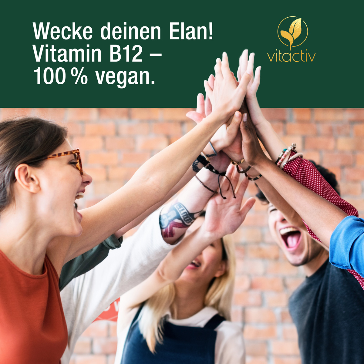 Junge Menschen recken die Arme in die Höhe und lachen dabei. Text: Wecke deinen Elan! Vitamin B12 - 100 % vegan.