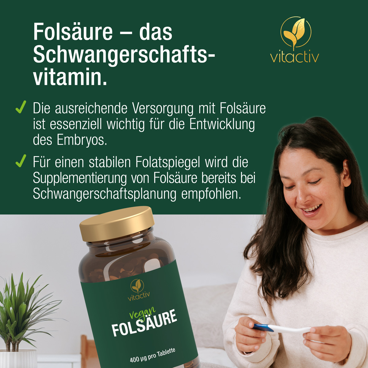 Eine junge Frau freut sich über ihren postiven Schwangerschaftstest.