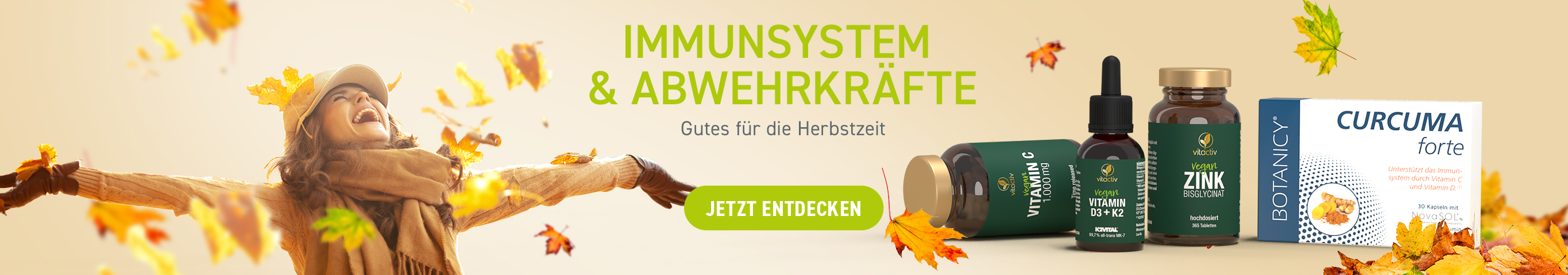 Gutes für die Herbstzeit. Im Feelgood Shop findest du viele Nahrungsergänzungsmittel, mit denen du dein Immunsystem stärken kannst. Jetzt entdecken! Das Bild zeigt eine glückliche Frau, auf die Herbstblätter hinabregnen – daneben einige Produkte.