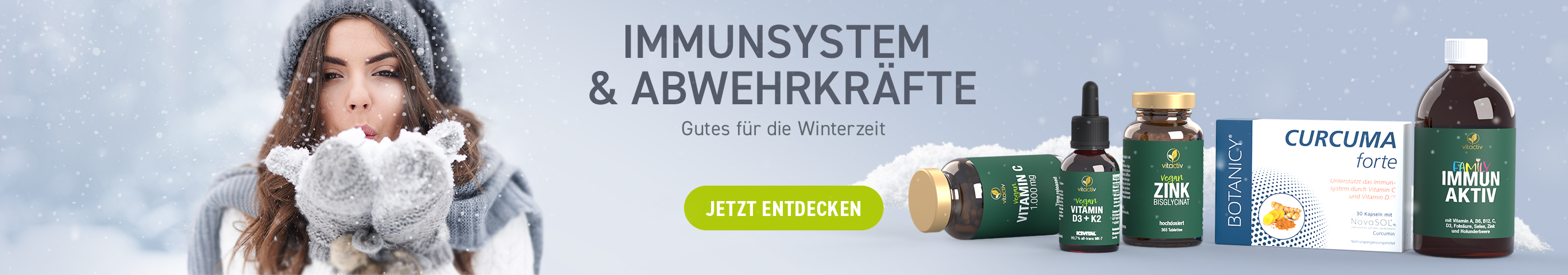 Eine junge Frau in Winterbekleidung. Sie hält Schnee in den behandschuhten Händen. Text: Immunnsystem und Abwehrkräfte stärken. Gutes für die Winterzeit. Jetzt Nahrungsergänzungen im Feelgood Shop entdecken!