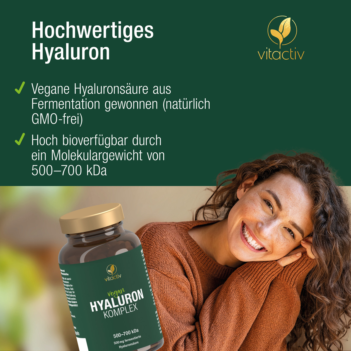Eine glückliche Frau um die 30 stützt ihren Kopf auf den Händen ab. Text: Hochwertiges Hyaluron. Vegane Hyaluronsäure aus Fermantation gewonnen. Hoch bioverfügbar durch ein Molekulargewicht von 500-700 Kilo-Dalton.