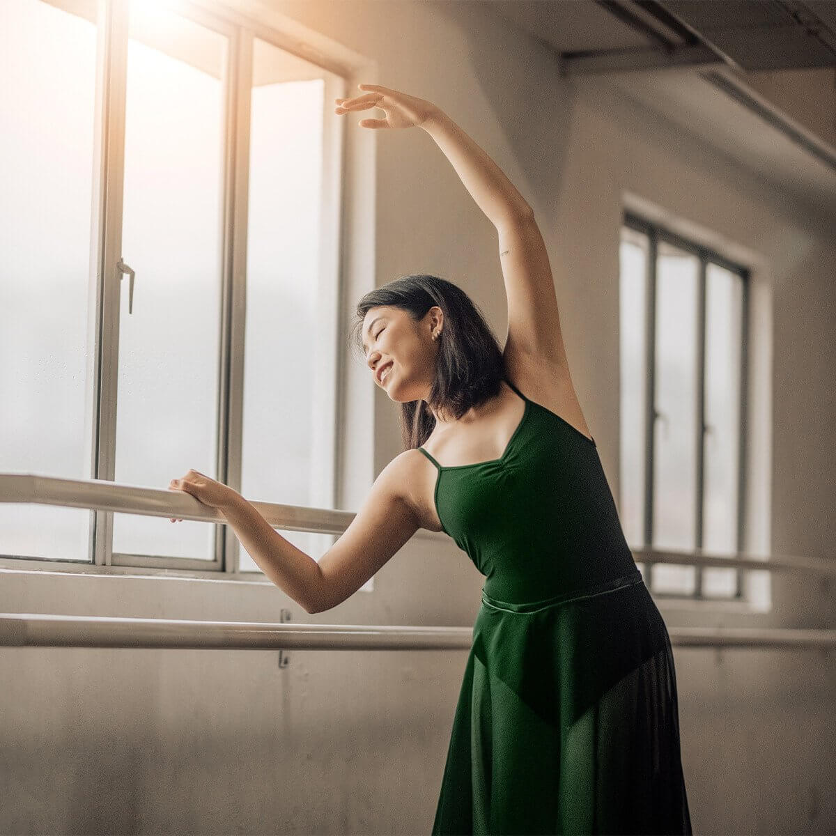 WEIHRAUCH forte: Frau steht an Ballettstange und macht Übungen
