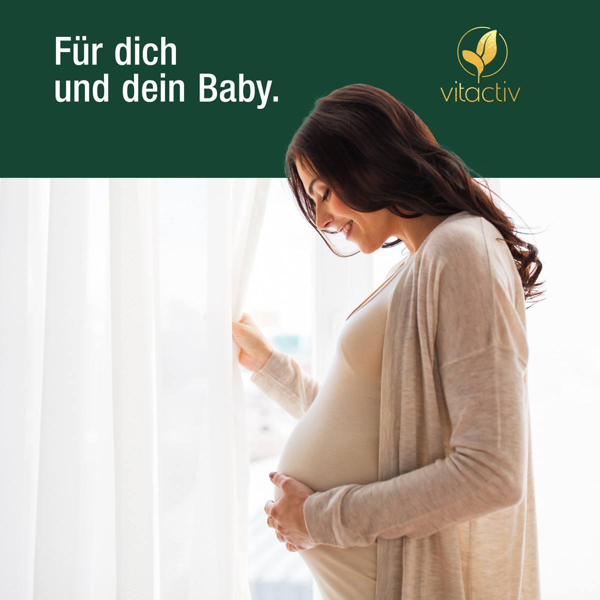 Glückliche schwangere Frau hält sich den Bauch.