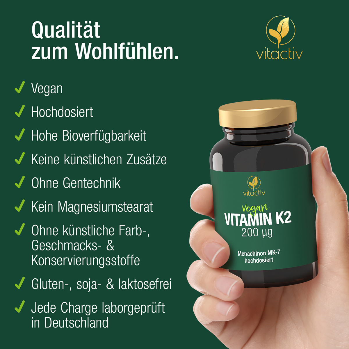 Hand hält Dose mit Vitamin K Tabletten. Text: Qualität zum Wohlfühlen! Die Tabletten sind vegan, hochdosiert und hoch bioverfügbar. Ohne Gentechnik, keine künstlichen Zusätze, kein Magnesiumstearat. Jede Charge laborgeprüft in Deutschland.