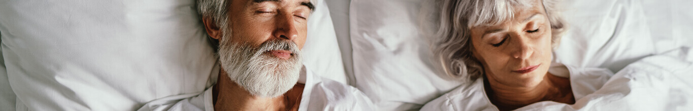 Menü-Teaser: Schlaf & Entspannung - schlafendes älteres paar im Bett