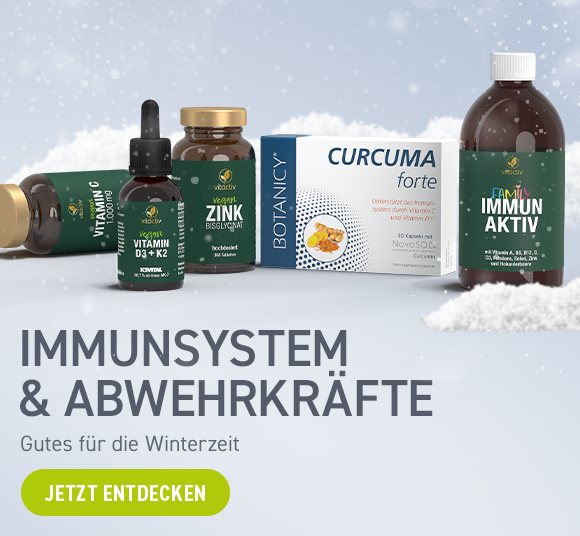 Ein Immunsaft und Nahrungsergänzungen mit Vitamin D3, Zink und Curcuma zwischen kleinen Schneehäufchen. Text zum Bild: Immunsystem & Abwehrkräfte. Gutes für die Winterzeit. Jetzt im Feelgood Shop entdecken!