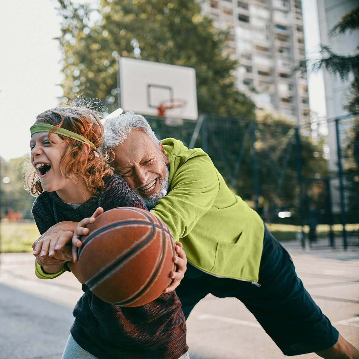 KOLLAGEN aktiv Complex: Mann spielt mit Kind Basketball