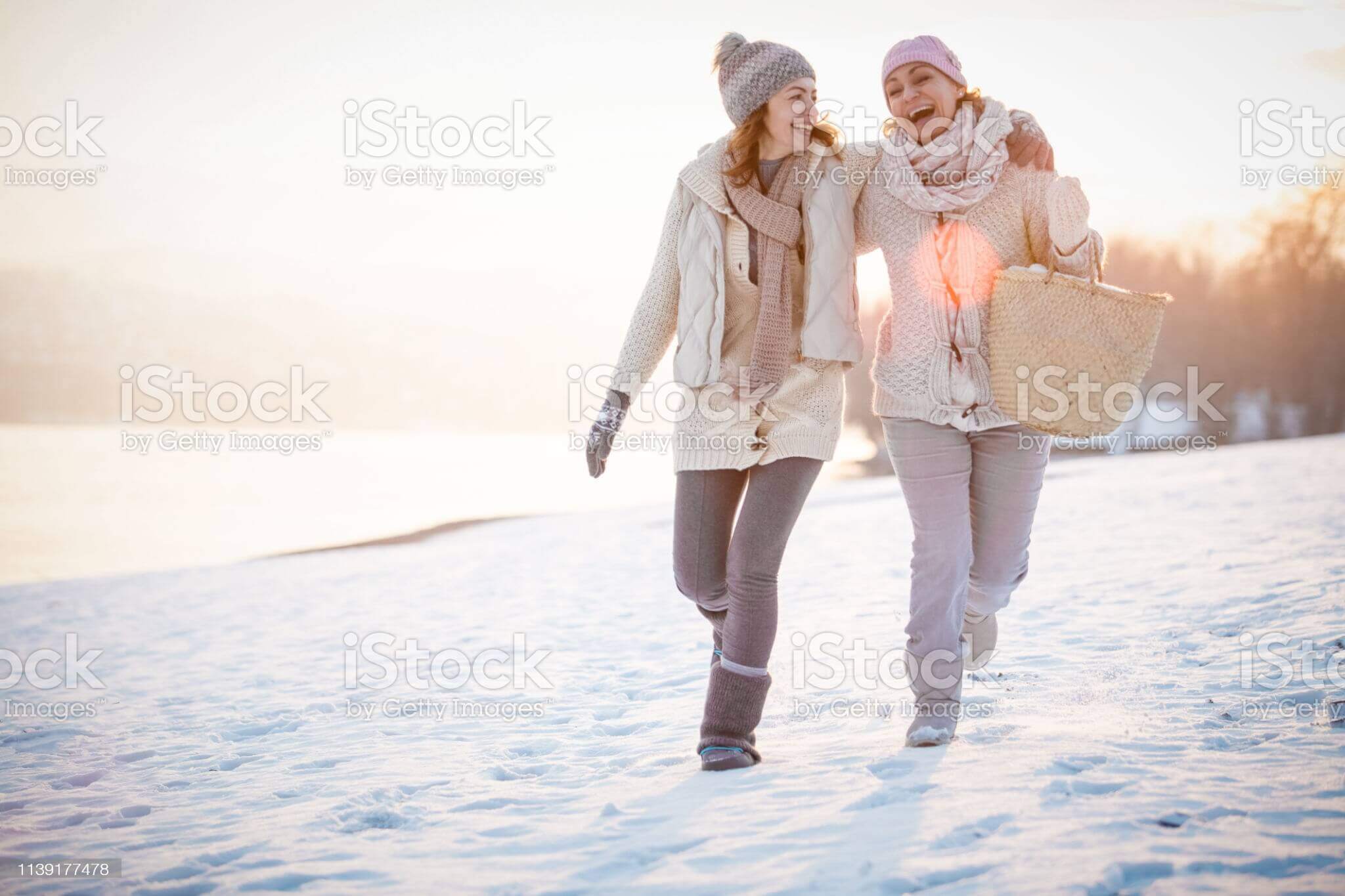 istockphoto - zwei Frauen gehen in Winterkleidung spazieren