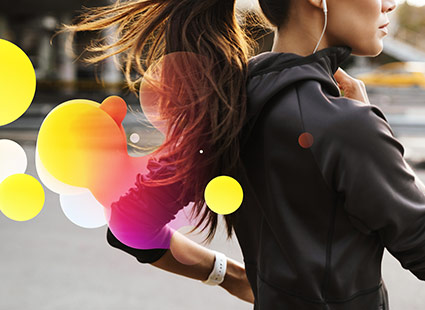 Liposomal flüssig - Frau in Sportkleidung joggt