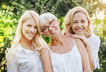 Menü-Teaser: Frauengesundheit - Drei lächelnde Frauen