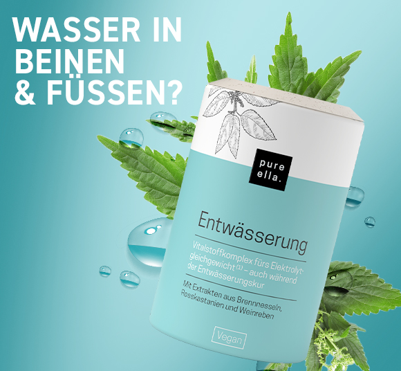 Eine Dose ENTWÄSSERUNG Kapseln der Marke Pure Ella vor einigen Brennnesselblättern und Wassertropfen. Der Hintergrund des Bildes ist bläulich-türkisfarben. Links oben in der Ecke der als Frage formulierte Text: Wasser in den Beinen & Füßen?