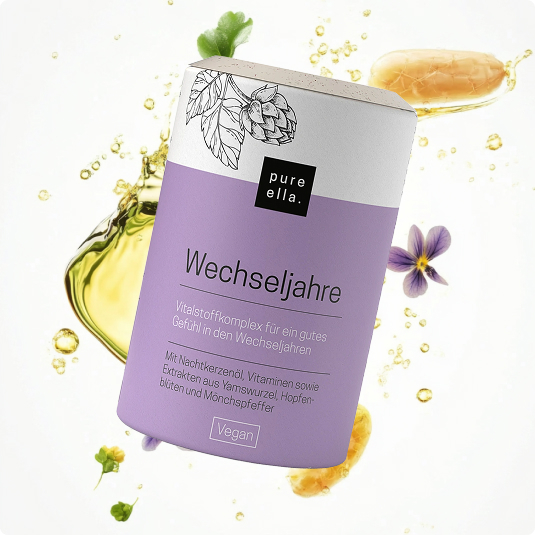Eine lilafarbene Dose mit Pure Ella Wechseljahre-Kapseln. Im Hintergrund sind verschieden natürliche Inhaltsstoffe zu sehen – z. B. eine Blüte, Kräuter und ein Schuss Nachtkerzenöl.