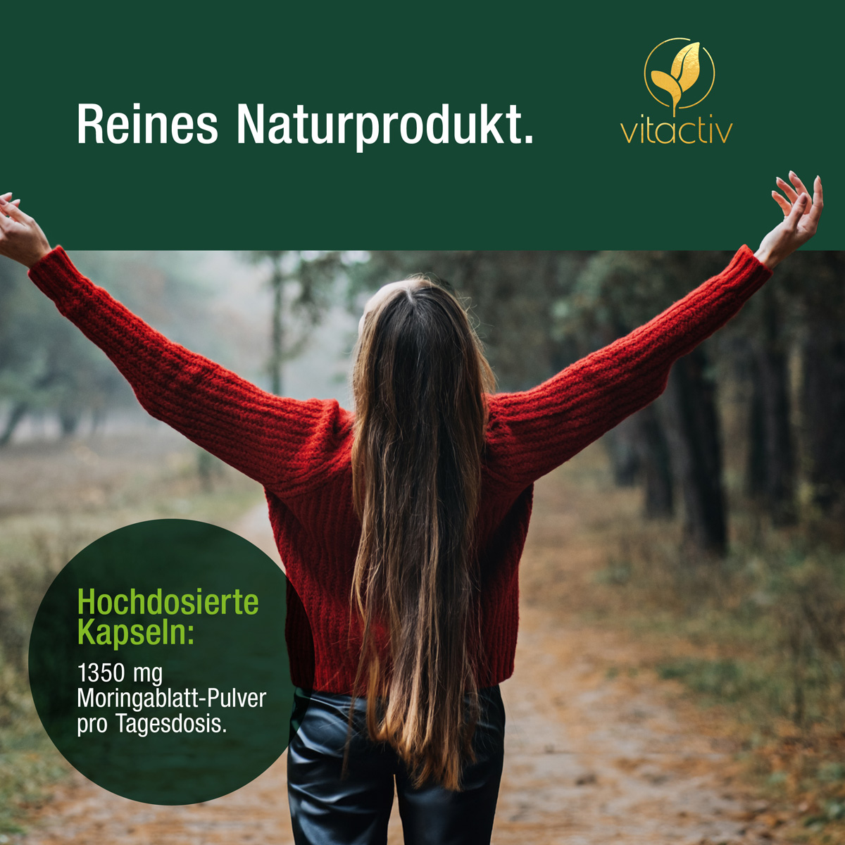 Capsule BIO MORINGA ad alto dosaggio: l'albero della vita vi dà la sua forza. Una giovane donna con un maglione rosso in una stradina di campagna. Allunga le braccia al cielo.